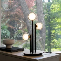 Lampada da tavolo a tre cerchi Nabila di Corrado Dotti
