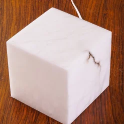 Lampada da tavolo Aura Cube in Alabastro