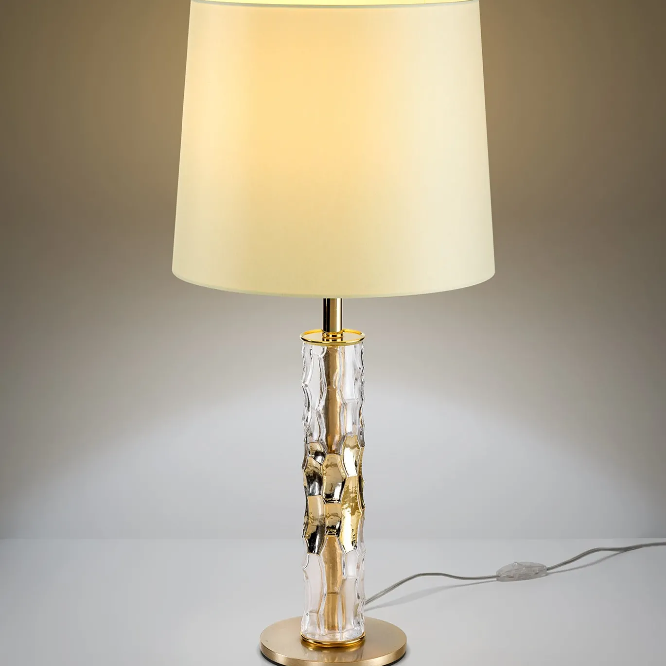Lampada da tavolo Bamboo in vetro dorato con paralume avorio