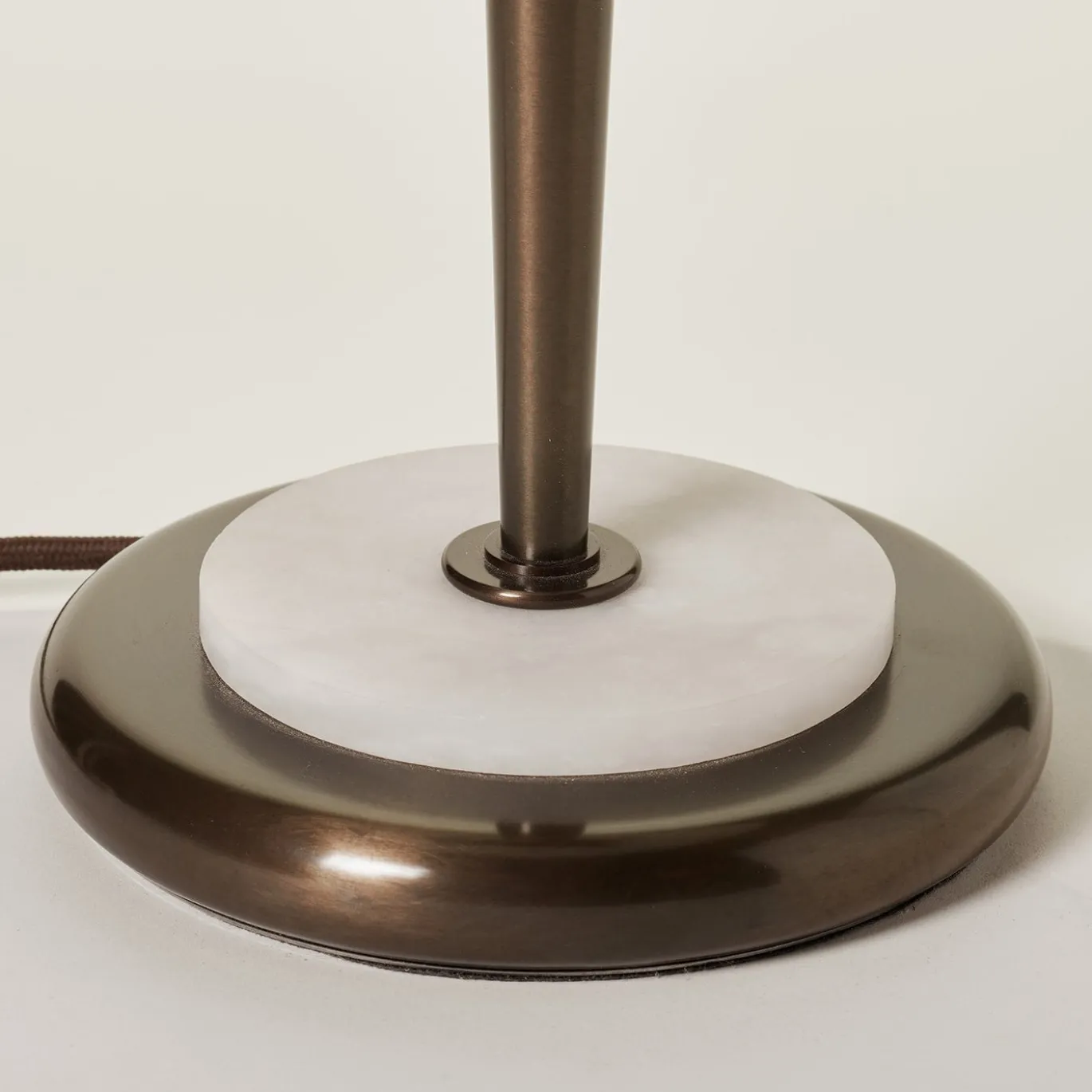Lampada da tavolo Benny in bronzo e alabastro
