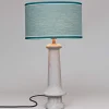 Lampada da tavolo blu chiaro in cemento