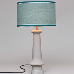 Lampada da tavolo blu chiaro in cemento