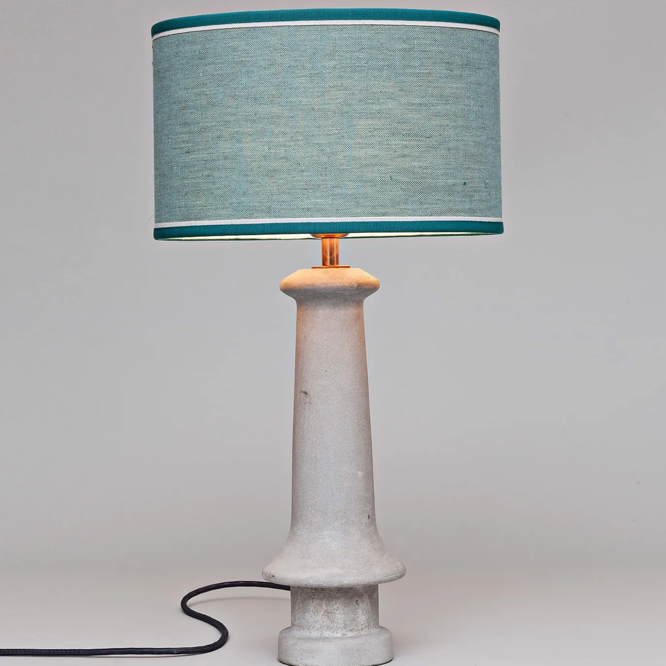 Lampada da tavolo blu chiaro in cemento