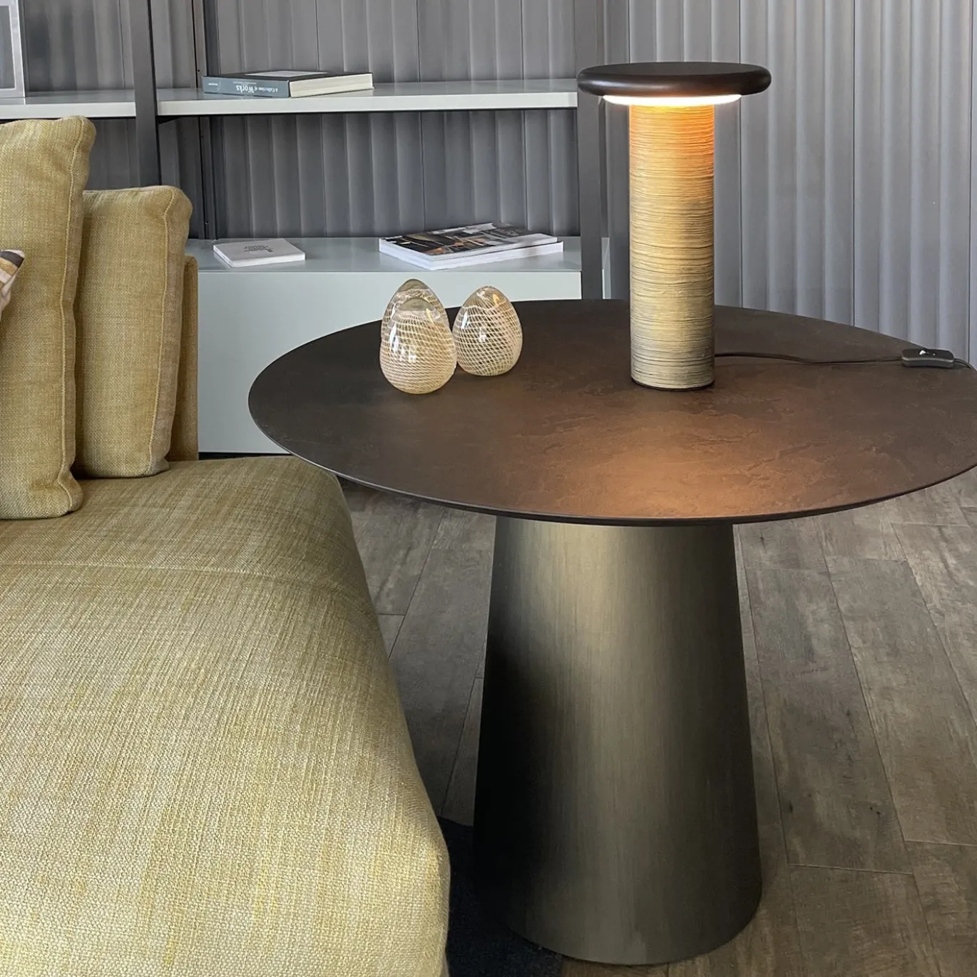 Lampada da tavolo Chiodo in resina spazzolata oro