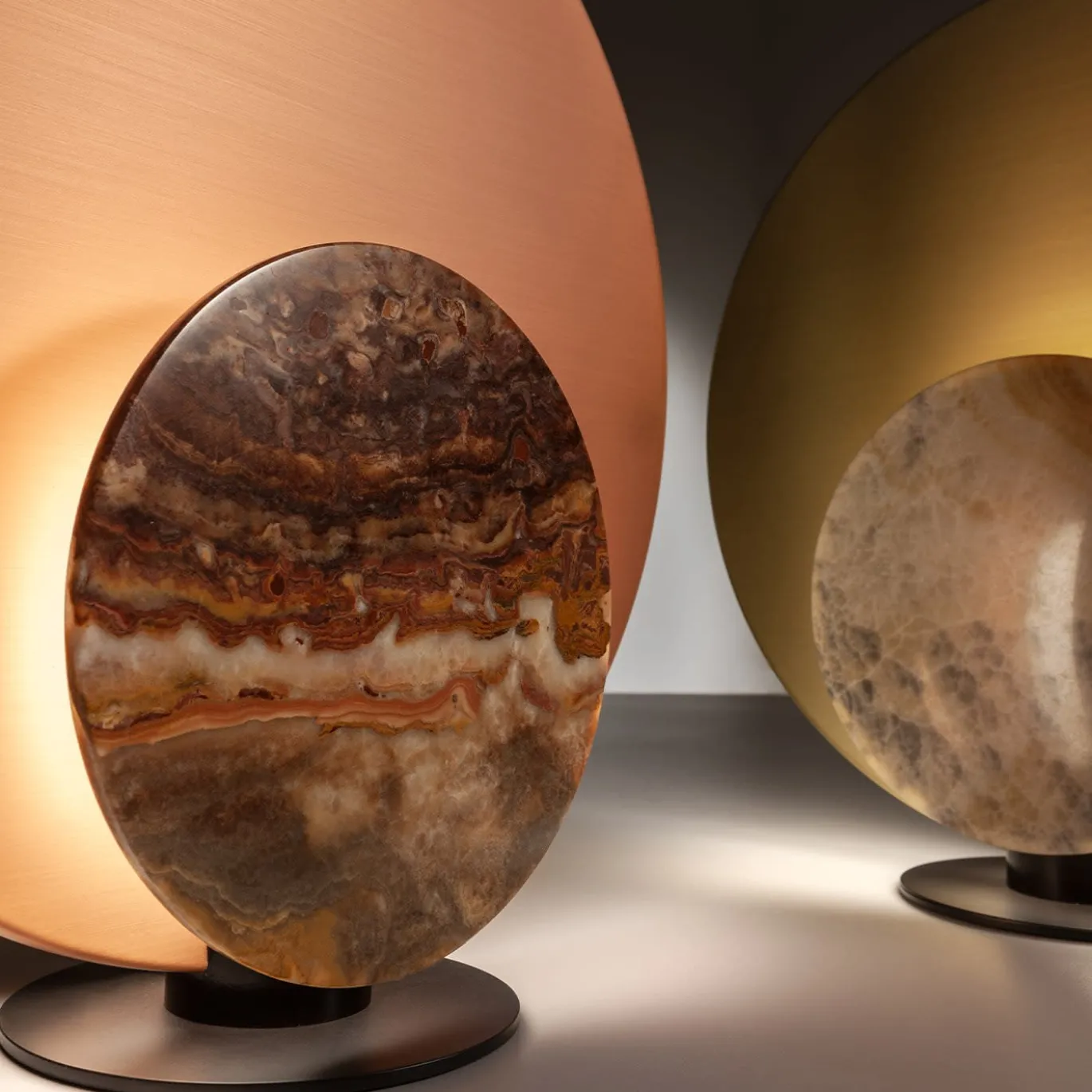 Lampada da tavolo Clis in rame satinato e onice viola