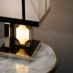 Lampada da tavolo con telaio in metallo dorato Lucille