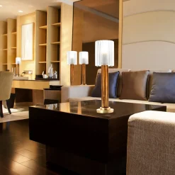 Lampada da tavolo contemporanea in marrone e oro