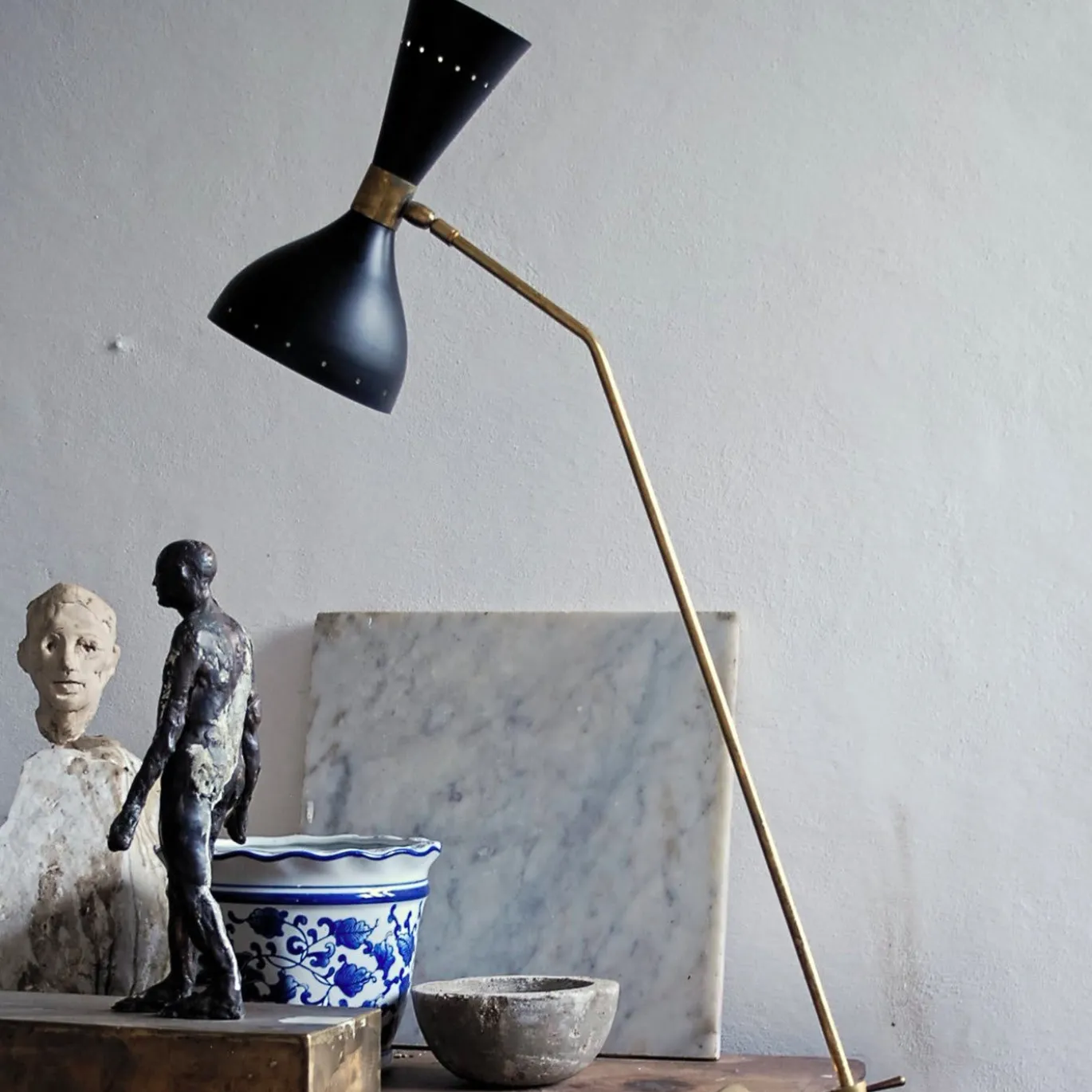 Lampada da tavolo Equilibrista in ottone