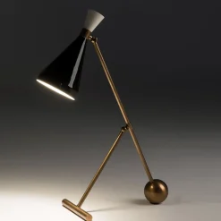 Lampada da tavolo Flipper in ottone brunito con cono nero