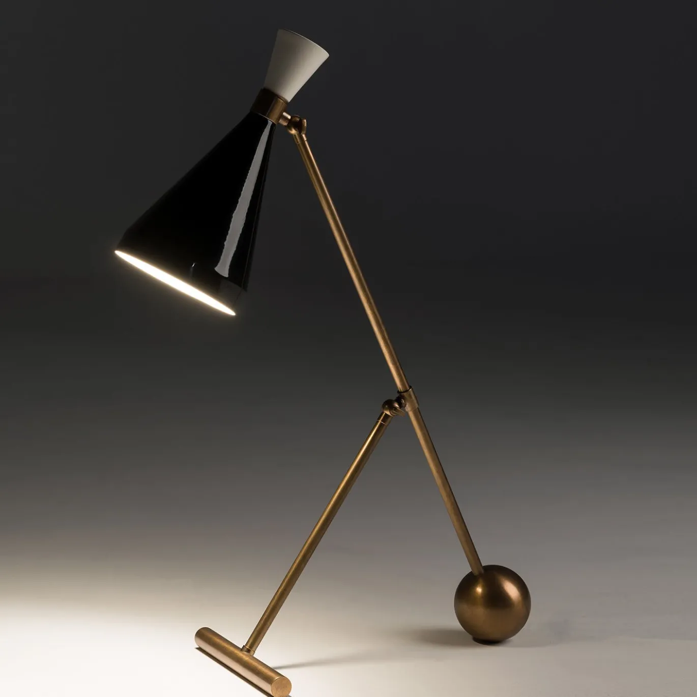 Lampada da tavolo Flipper in ottone brunito con cono nero