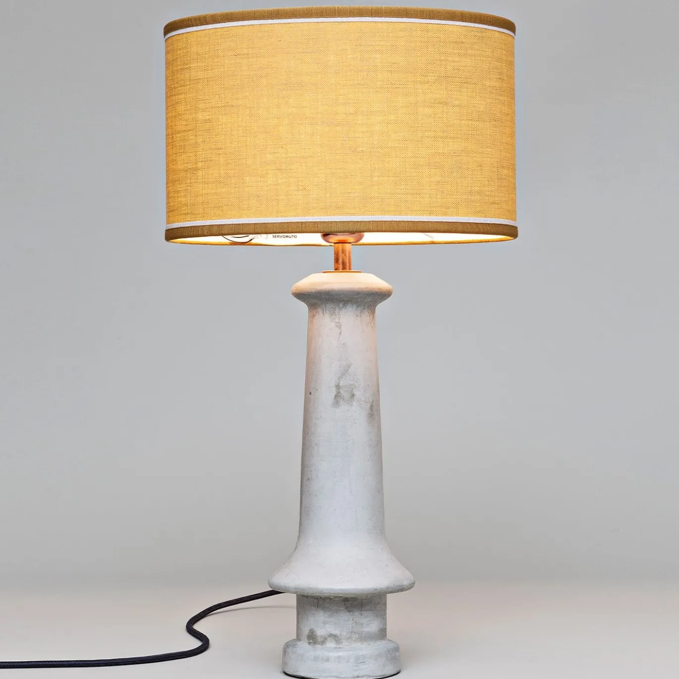 Lampada da tavolo giallo cemento