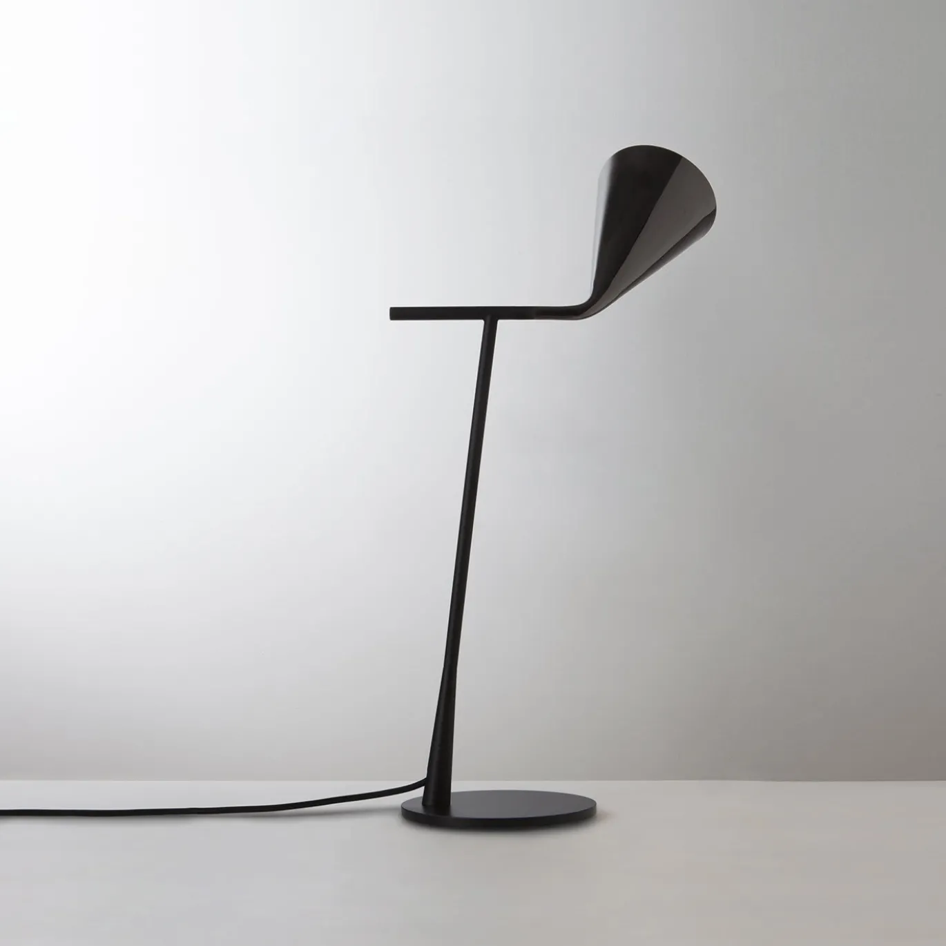 Lampada da tavolo Gordon Black di Corrado Dotti