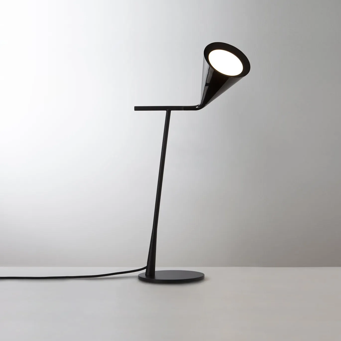 Lampada da tavolo Gordon Black di Corrado Dotti