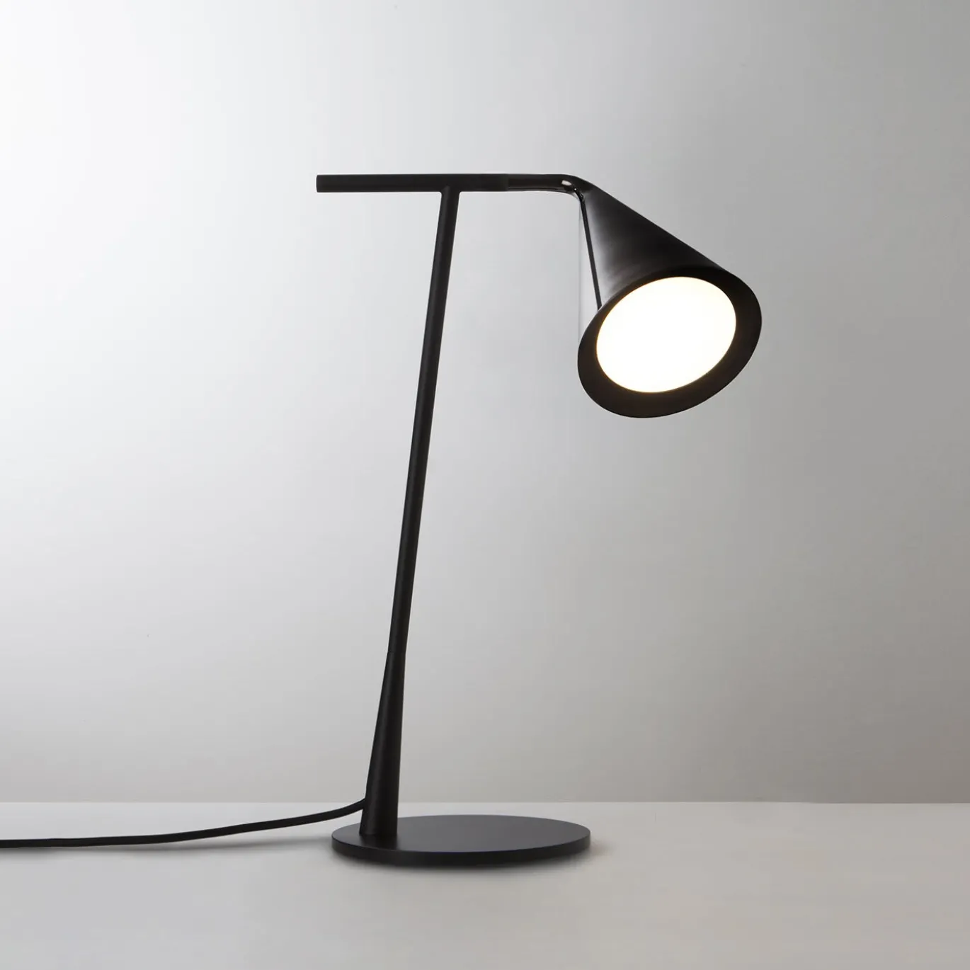 Lampada da tavolo Gordon Black di Corrado Dotti