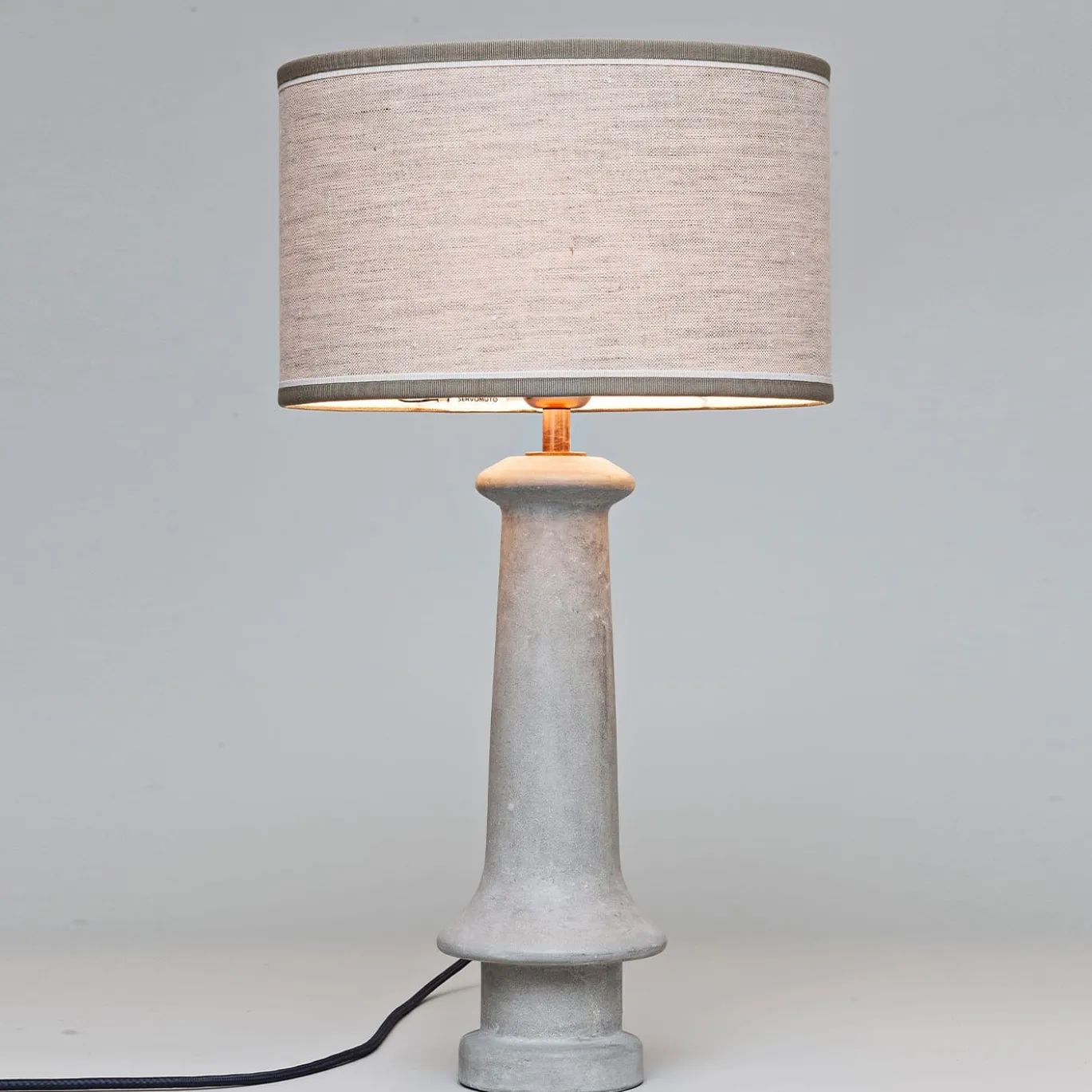 Lampada da tavolo grigio cemento
