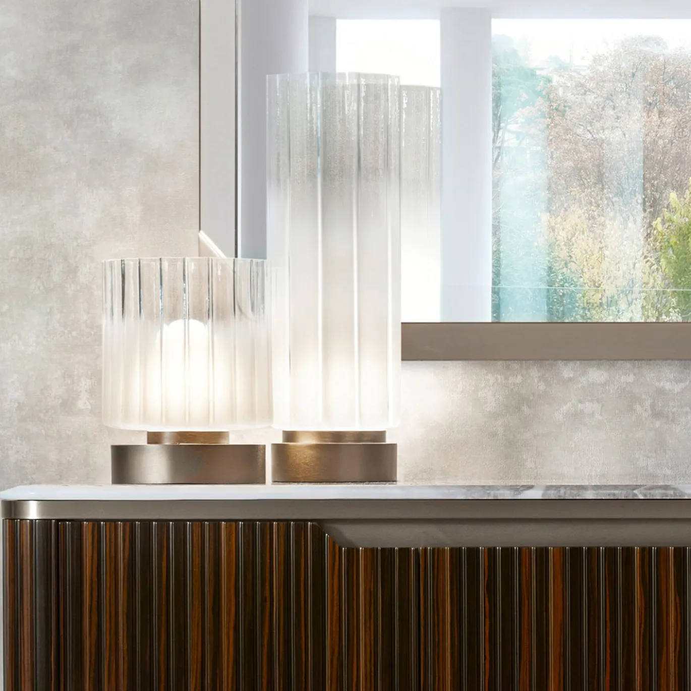 Lampada da tavolo Hathor piccola in vetro soffiato bianco