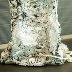 Lampada Da Tavolo Illuminami In Ceramica Bianca E Paralume In Tessuto Nero