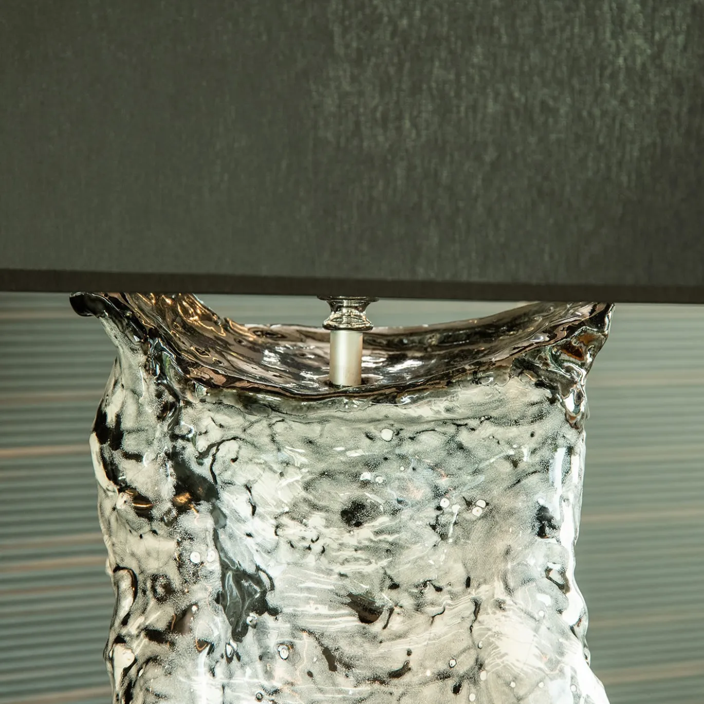 Lampada Da Tavolo Illuminami In Ceramica Bianca E Paralume In Tessuto Nero