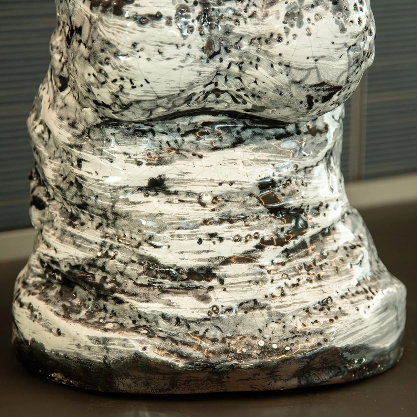 Lampada Da Tavolo Illuminami In Ceramica Bianca E Paralume In Tessuto Nero