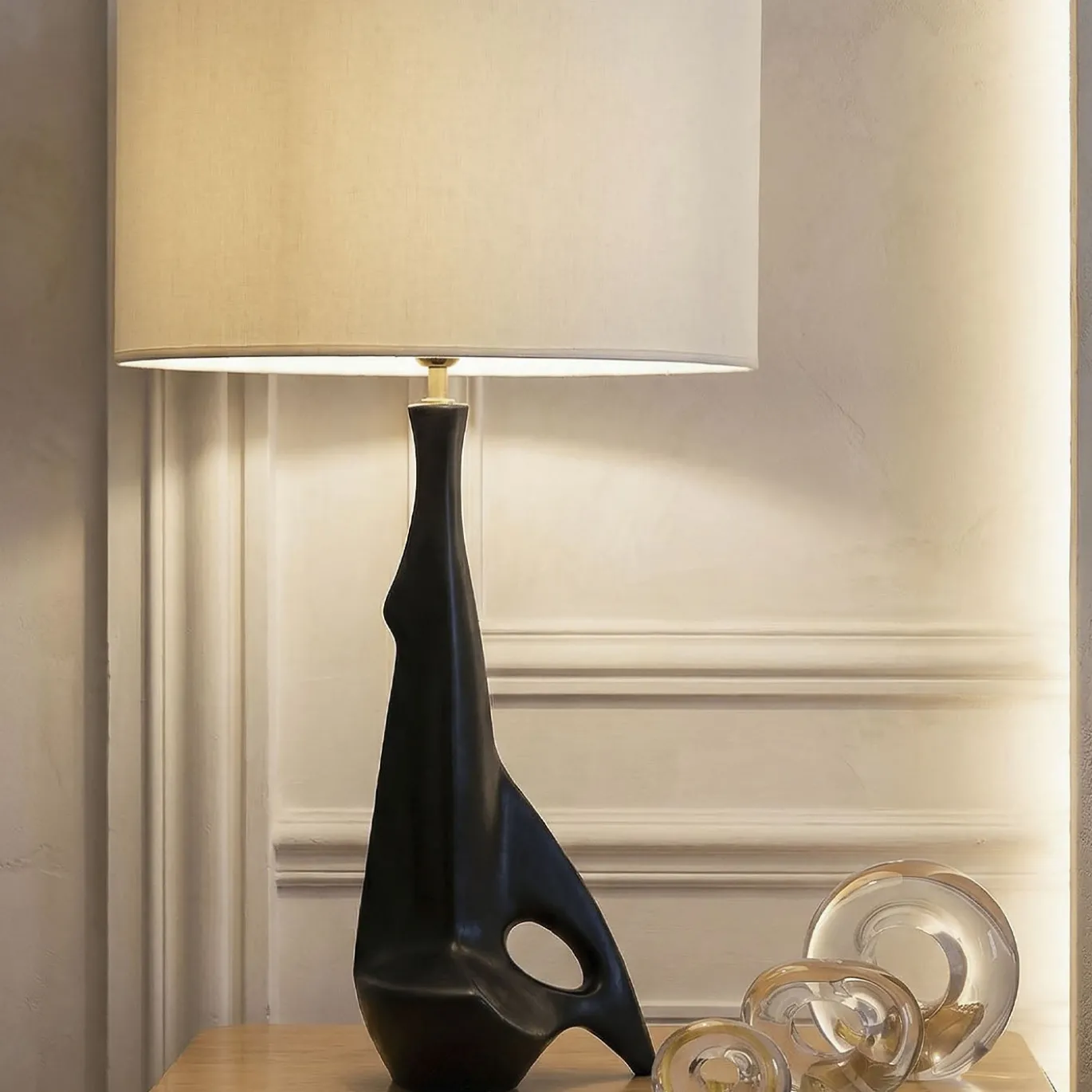 Lampada da tavolo in ceramica nera Pulcinella