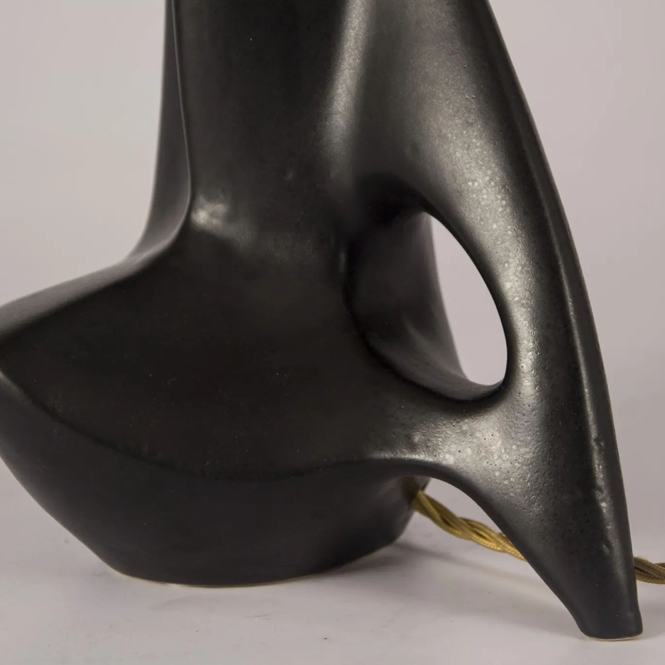 Lampada da tavolo in ceramica nera Pulcinella