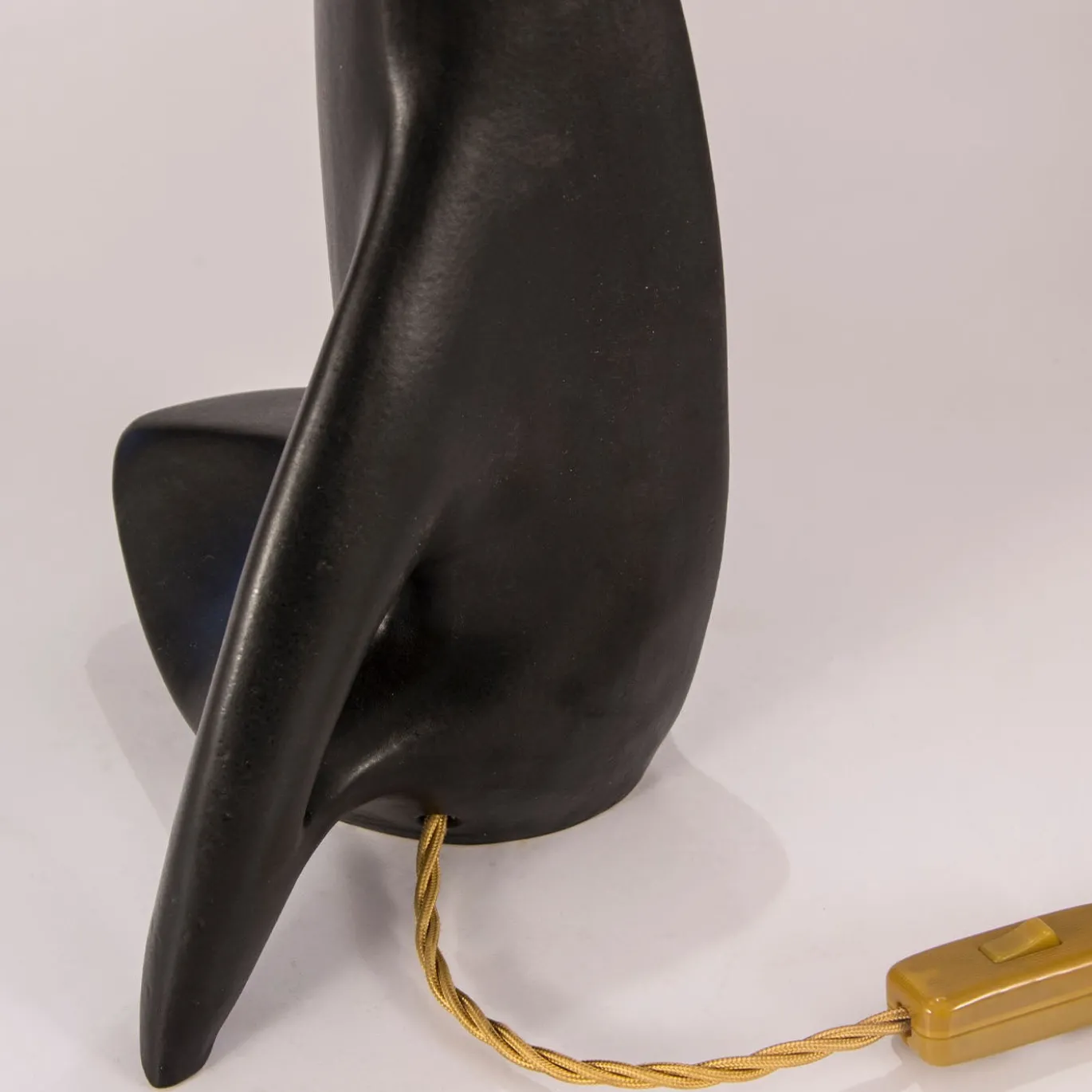 Lampada da tavolo in ceramica nera Pulcinella