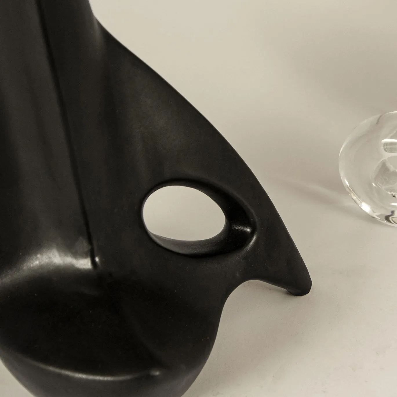 Lampada da tavolo in ceramica nera Pulcinella