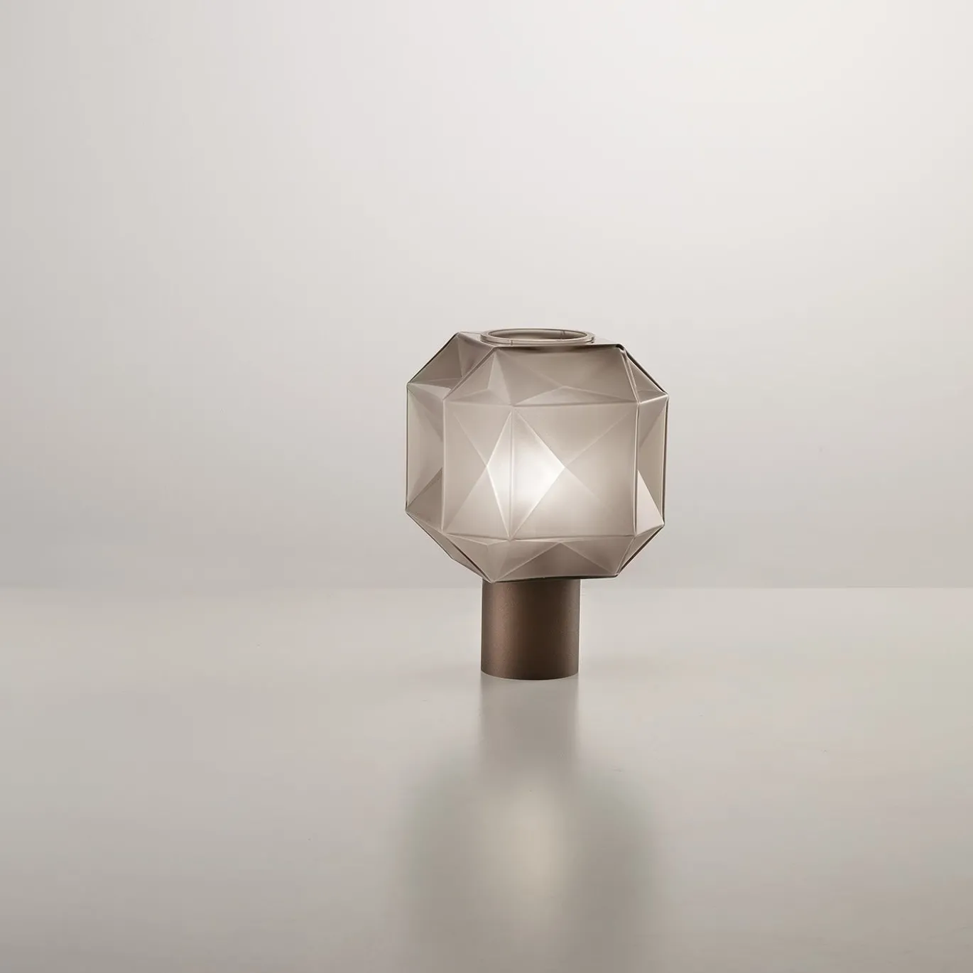 Lampada da tavolo in grigio tortora satinato interno Cubo