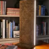 Lampada da tavolo in legno rifinito in cemento Etra Golden
