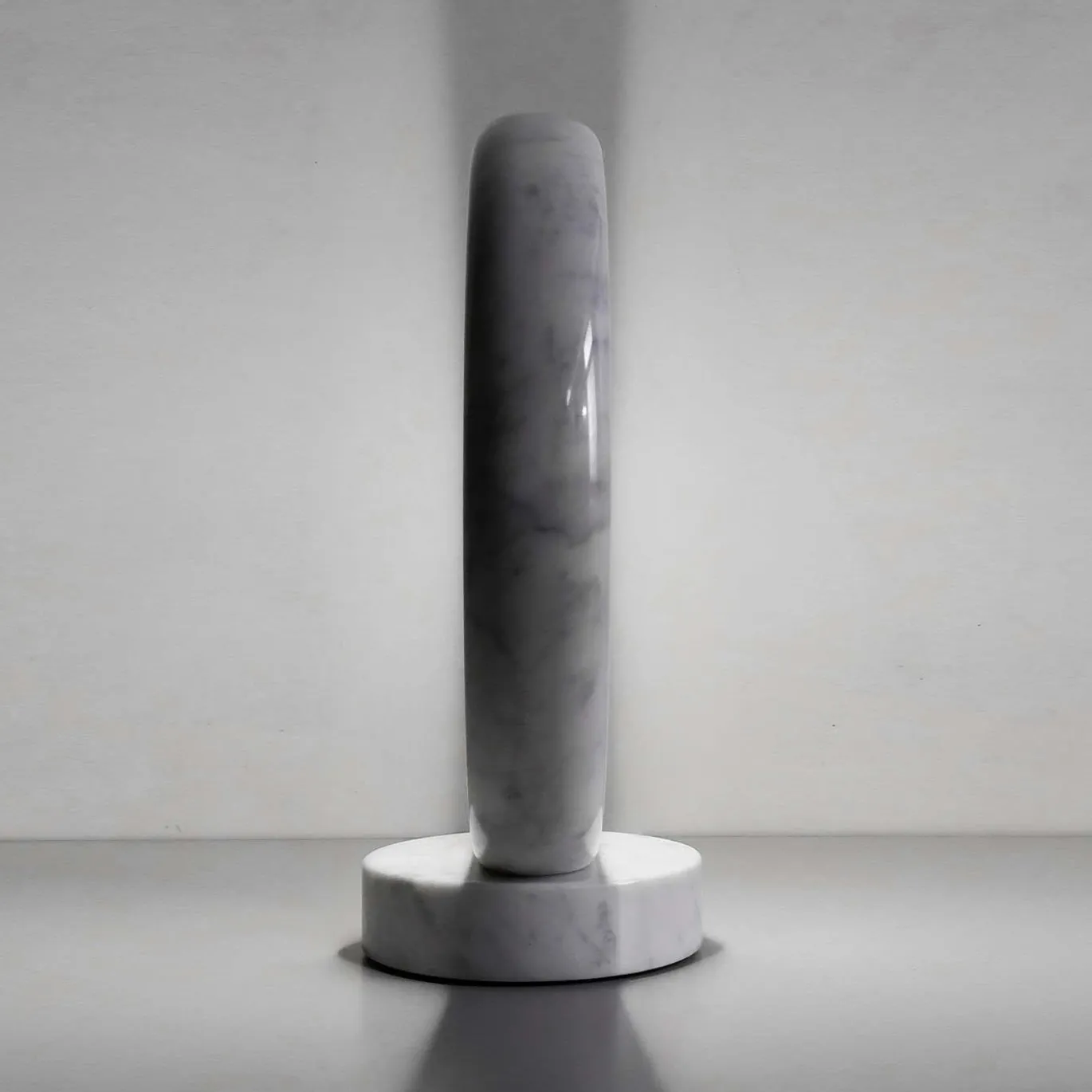 Lampada da tavolo in marmo di Carrara Artemisia di ADL Atelier Design Lab