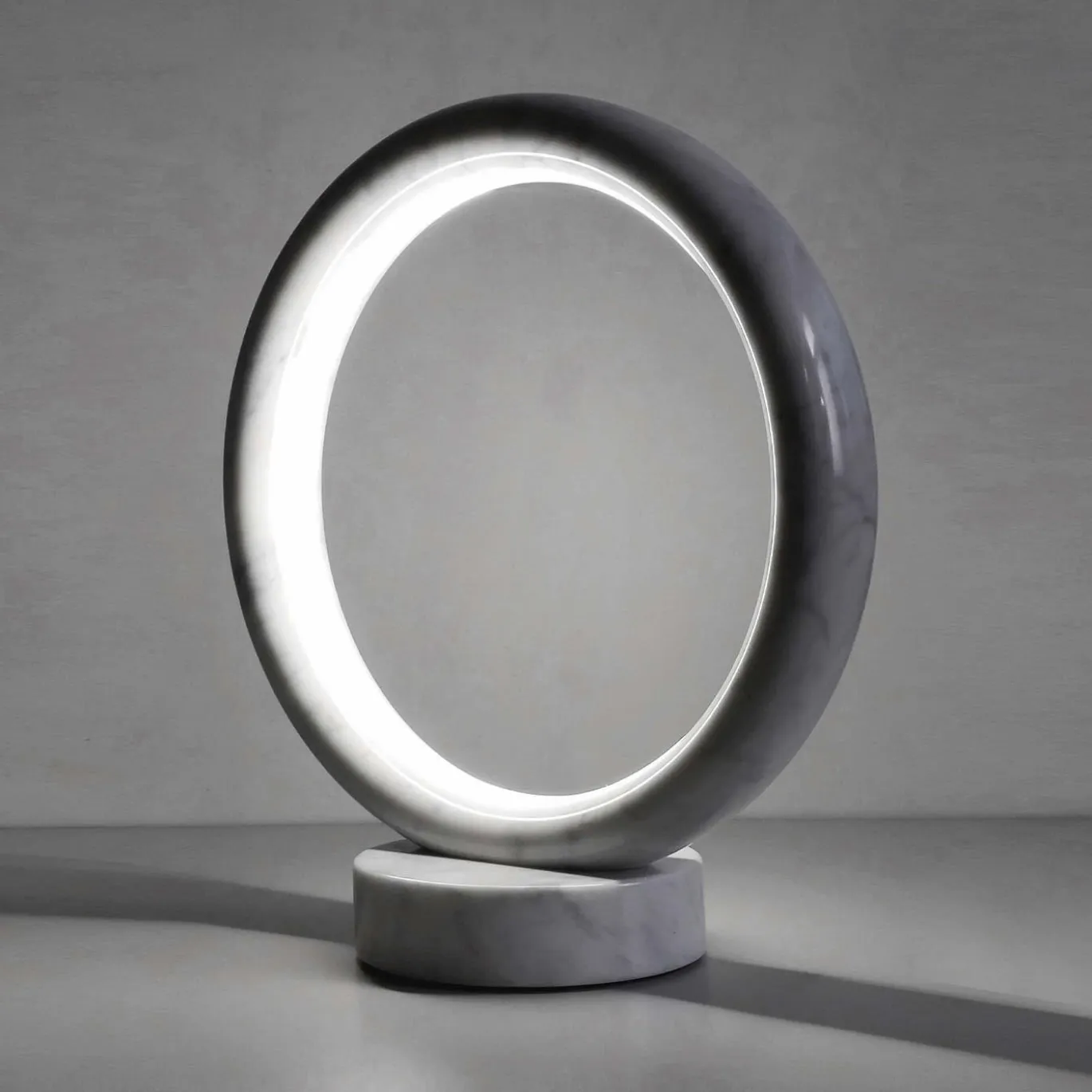 Lampada da tavolo in marmo di Carrara Artemisia di ADL Atelier Design Lab