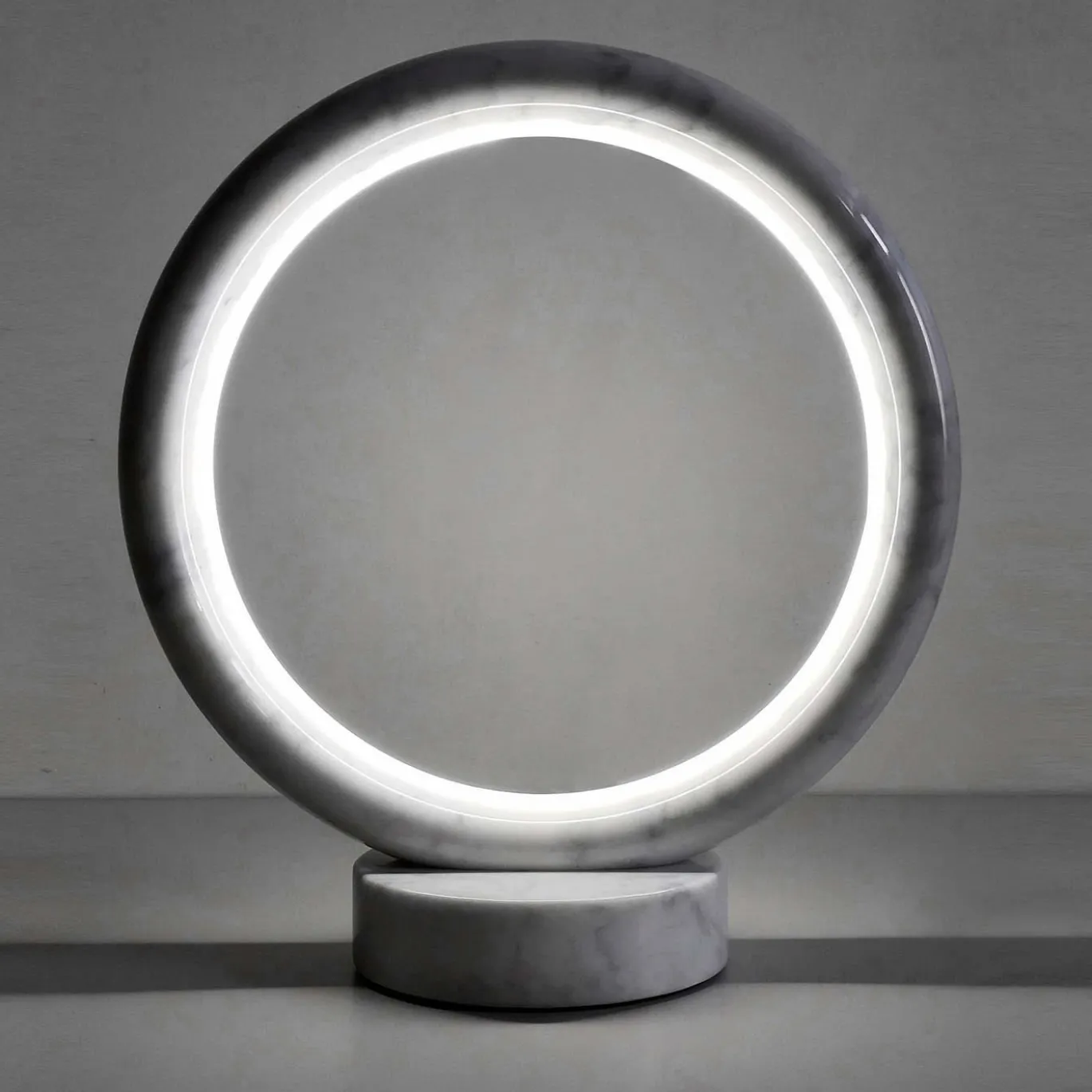 Lampada da tavolo in marmo di Carrara Artemisia di ADL Atelier Design Lab