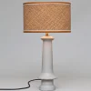 Lampada da tavolo in rattan di cemento