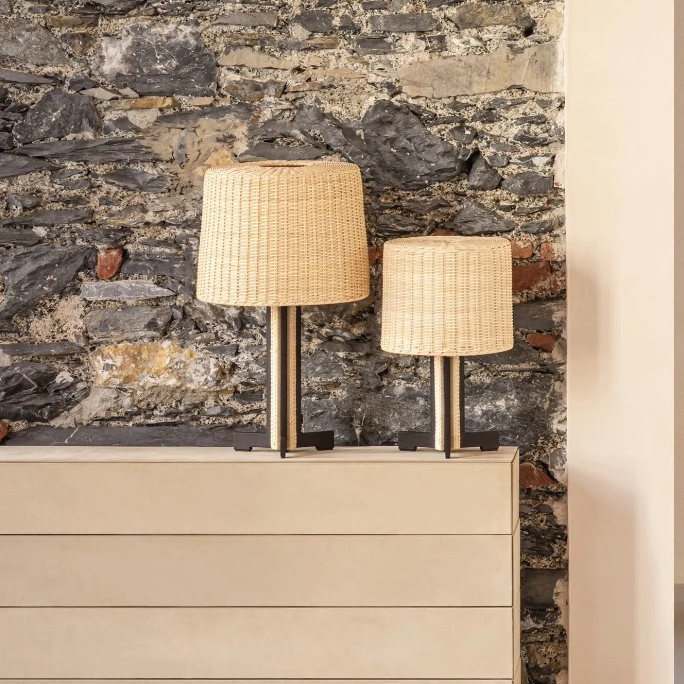 Lampada da tavolo in rattan Rhapsody (piccola)