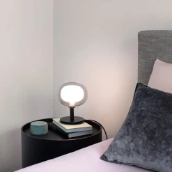 Lampada da tavolo in vetro fumé Nabila di Corrado Dotti