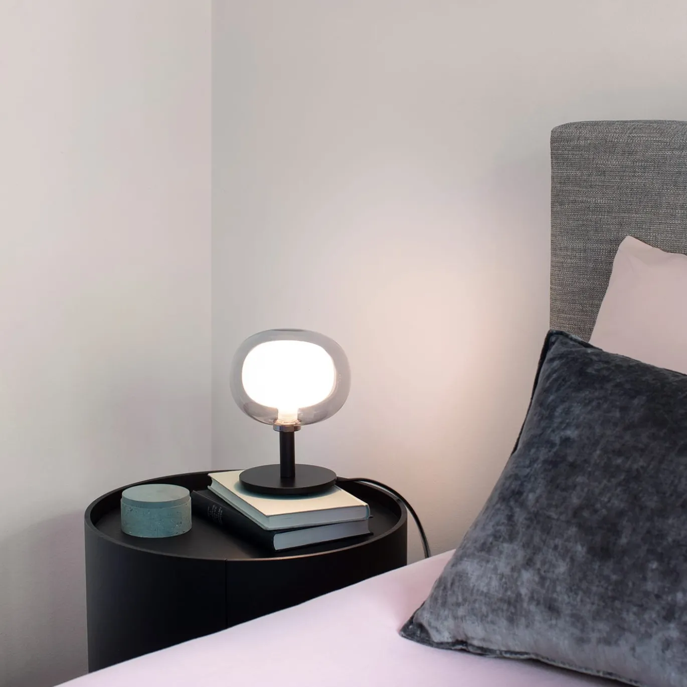 Lampada da tavolo in vetro fumé Nabila di Corrado Dotti