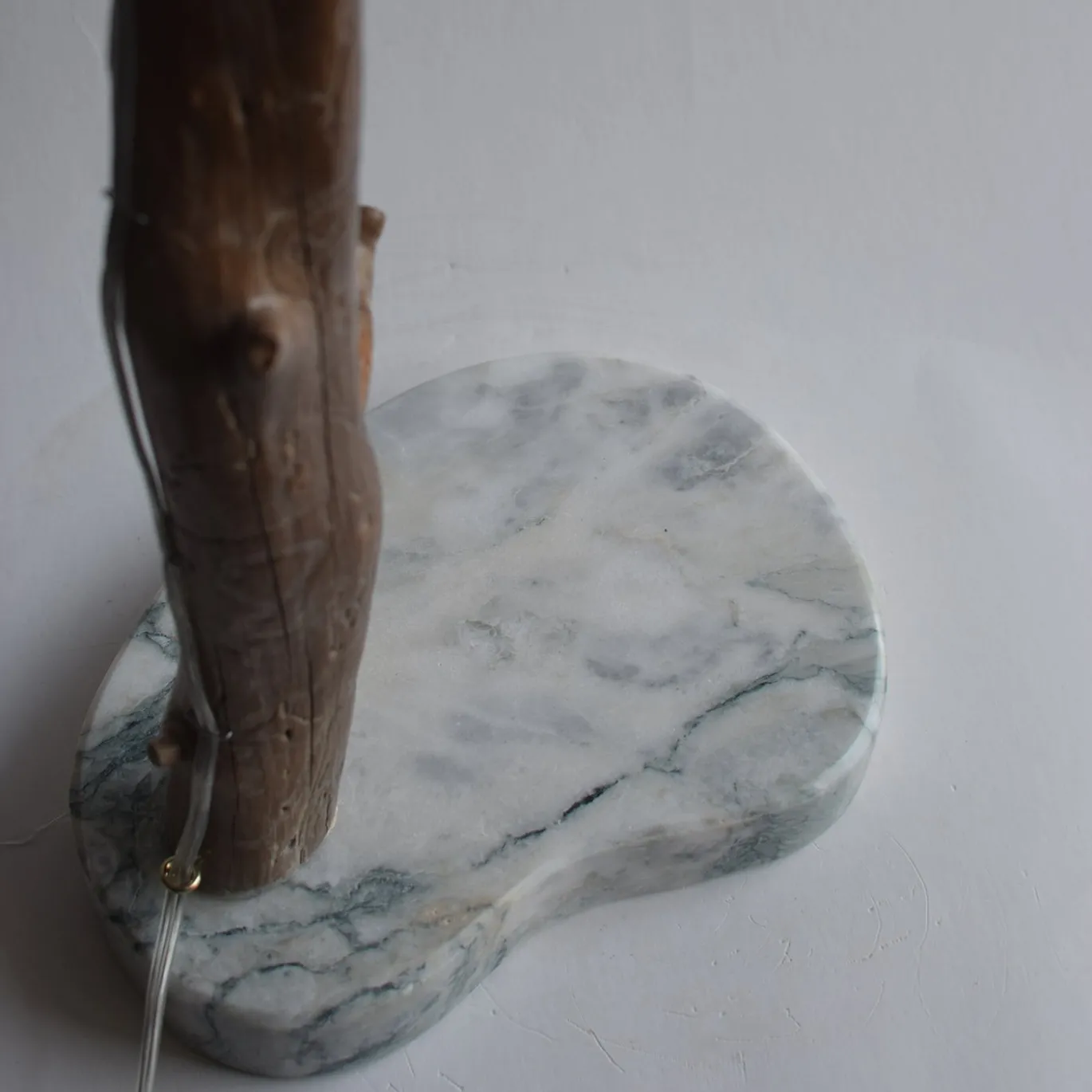 Lampada da tavolo Luma Dipladenia in ceramica e marmo