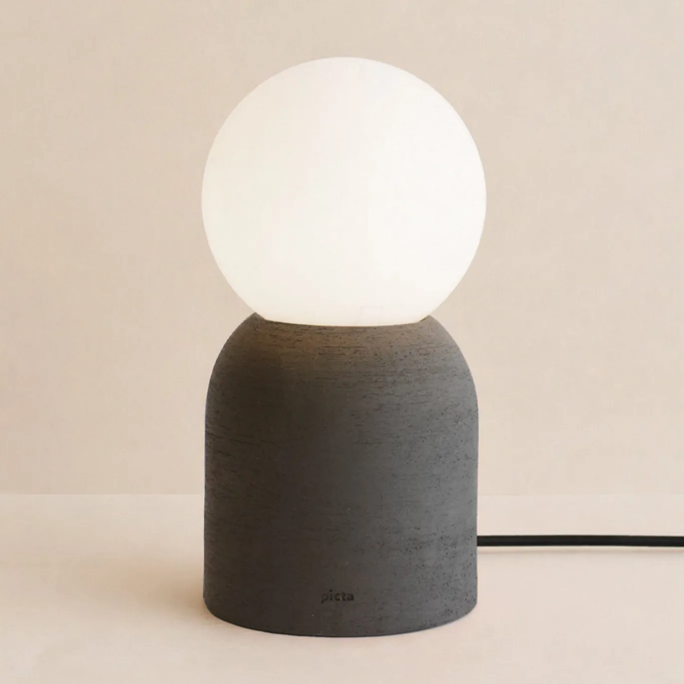 Lampada da tavolo Lume in gres nero e vetro opalino