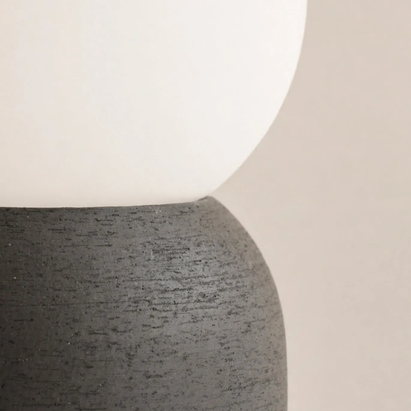 Lampada da tavolo Lume in gres nero e vetro opalino
