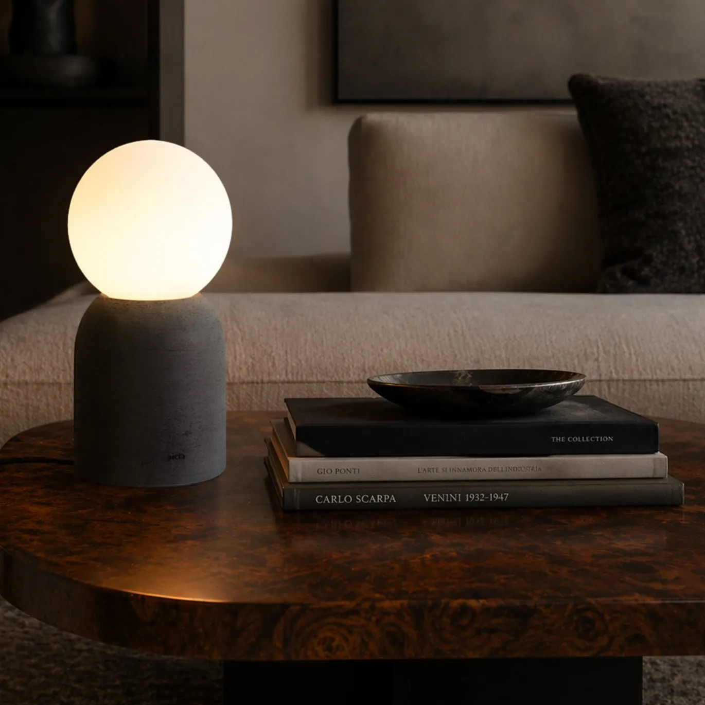 Lampada da tavolo Lume in gres nero e vetro opalino