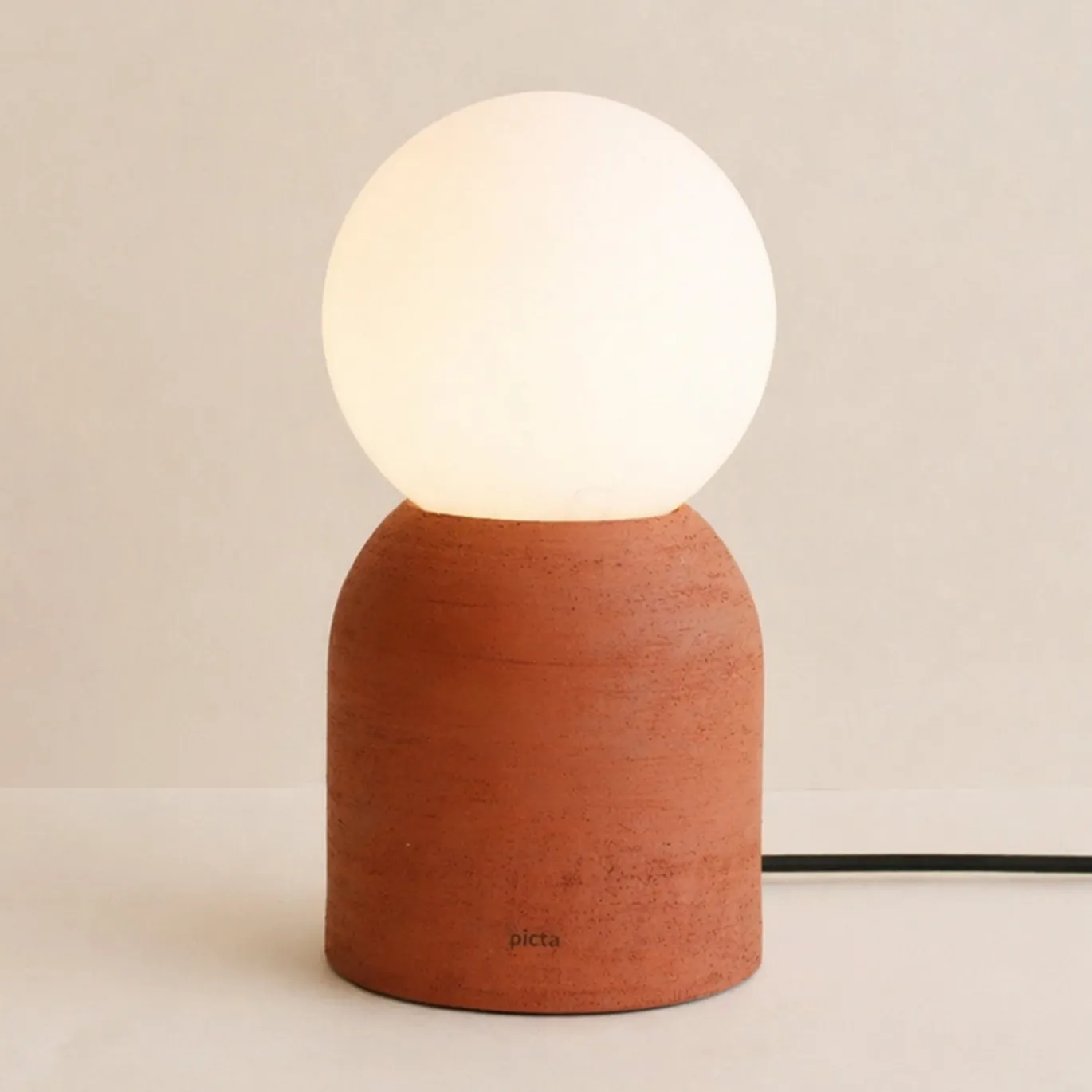 Lampada da tavolo Lume in gres rosso e vetro opalino