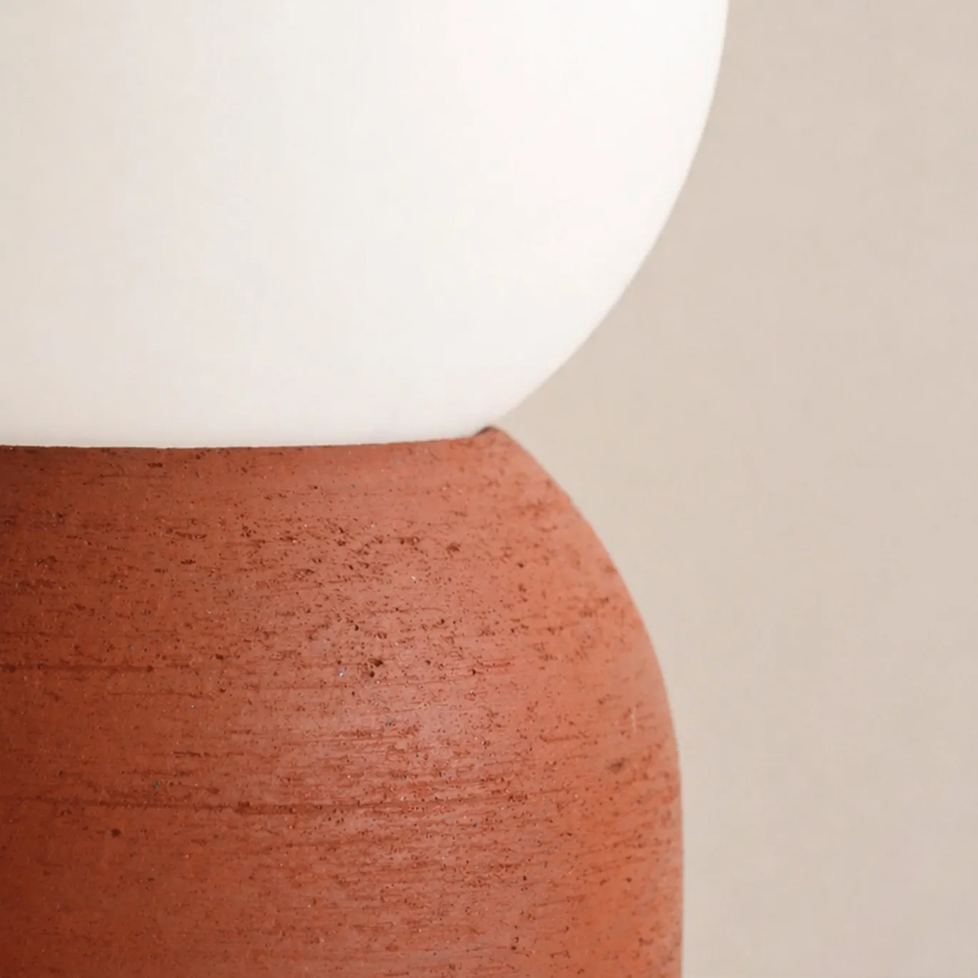Lampada da tavolo Lume in gres rosso e vetro opalino