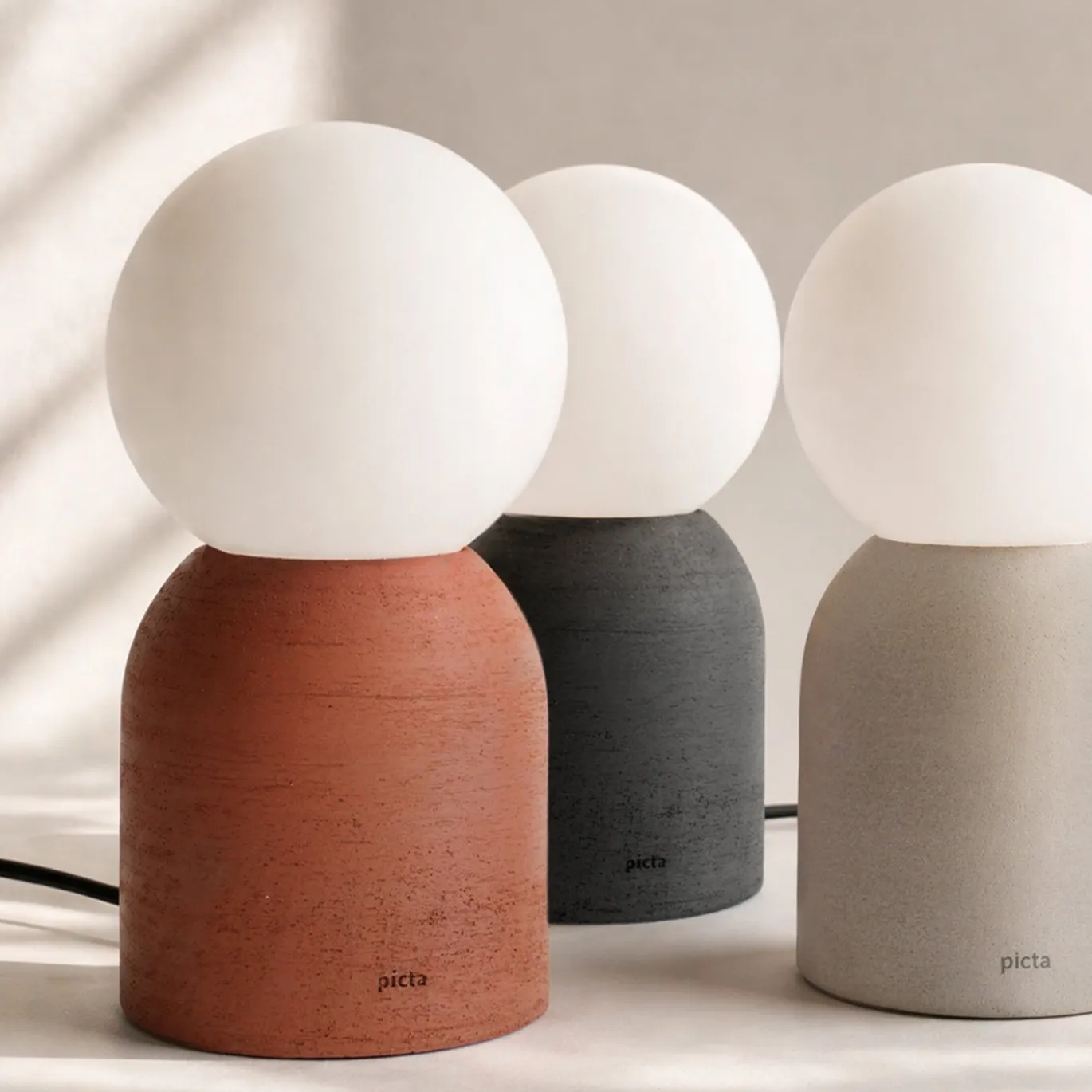 Lampada da tavolo Lume in gres rosso e vetro opalino