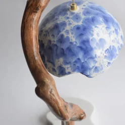 Lampada da tavolo Lume Nuvola in ceramica azzurra e legno