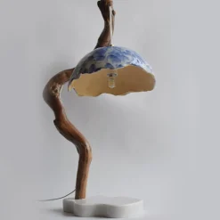 Lampada da tavolo Lume Nuvola in ceramica azzurra e legno