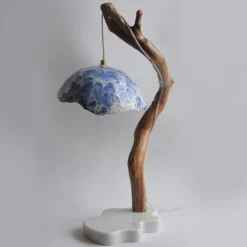 Lampada da tavolo Lume Nuvola in ceramica azzurra e legno