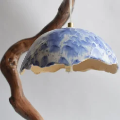 Lampada da tavolo Lume Nuvola in ceramica azzurra e legno