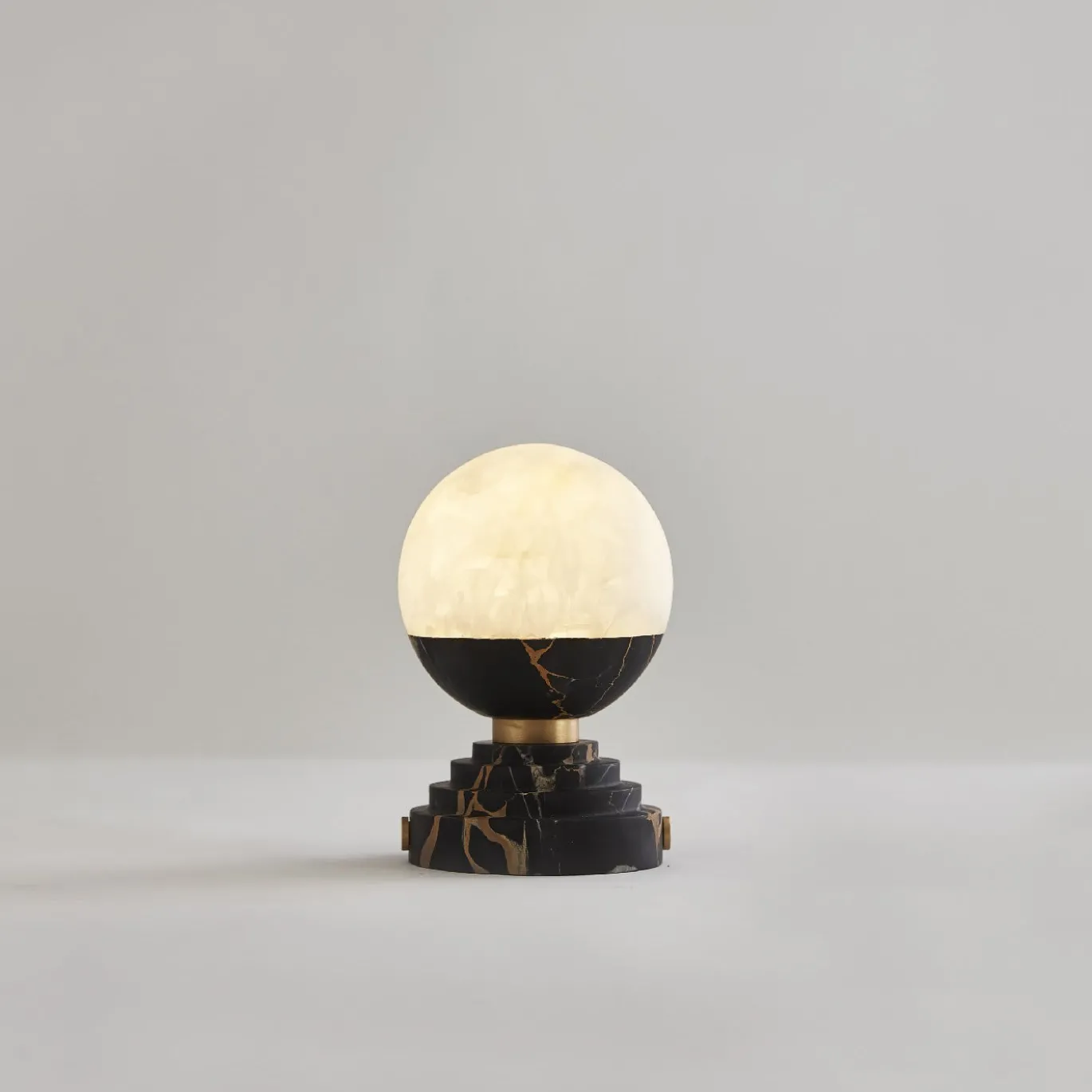 Lampada da tavolo Lunar in marmo Portoro e onice
