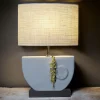 Lampada da tavolo Mezzaluna Small in ceramica bianca e tessuto