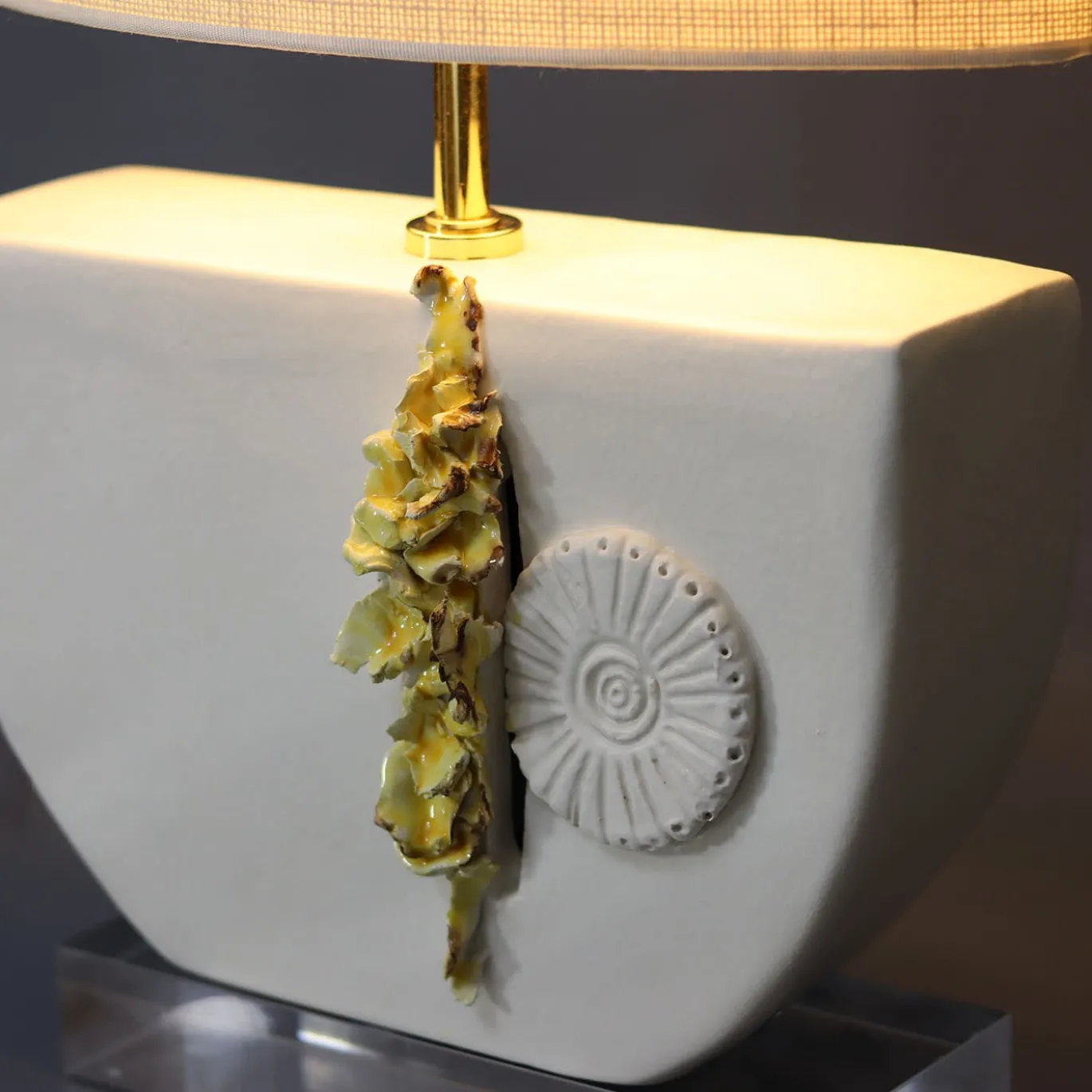 Lampada da tavolo Mezzaluna Small in ceramica bianca e tessuto